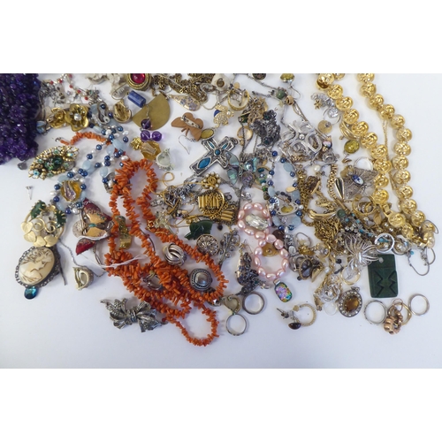 152 - Costume jewellery: to include simulated coral and simulated pearls 