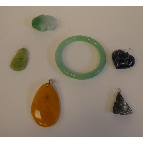 158 - Jade and amber coloured items of personal ornament 