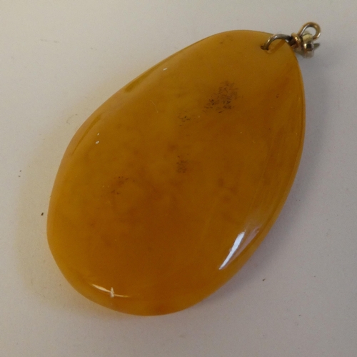 158 - Jade and amber coloured items of personal ornament 