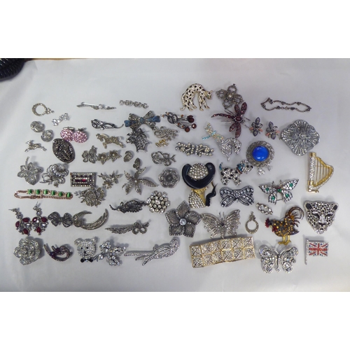 219 - Costume jewellery: to include elaborate brooches 