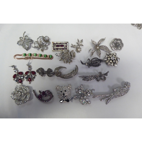 219 - Costume jewellery: to include elaborate brooches 