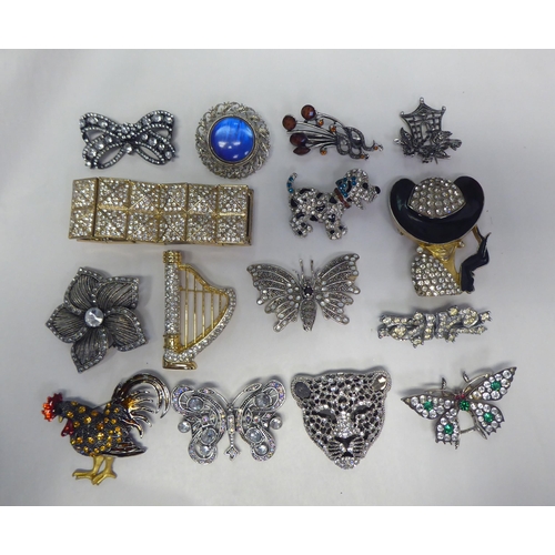 219 - Costume jewellery: to include elaborate brooches 