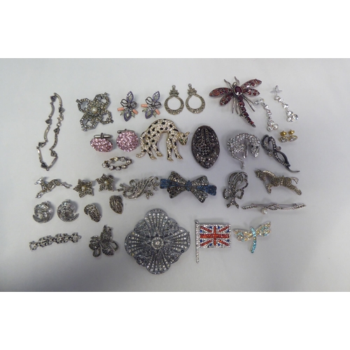 219 - Costume jewellery: to include elaborate brooches 