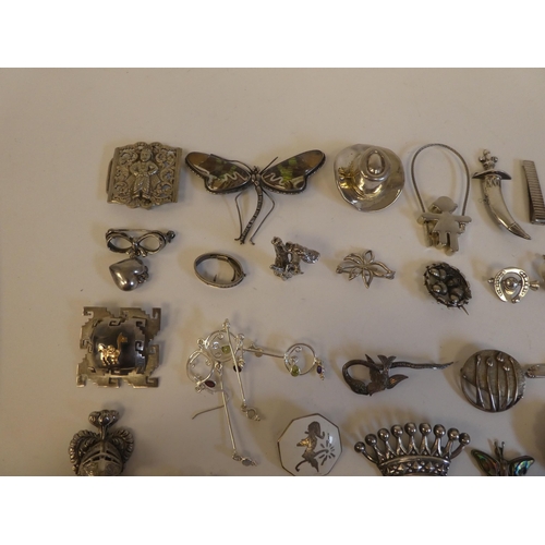 221 - Costume jewellery: to include mainly 925 and white metal collectables 