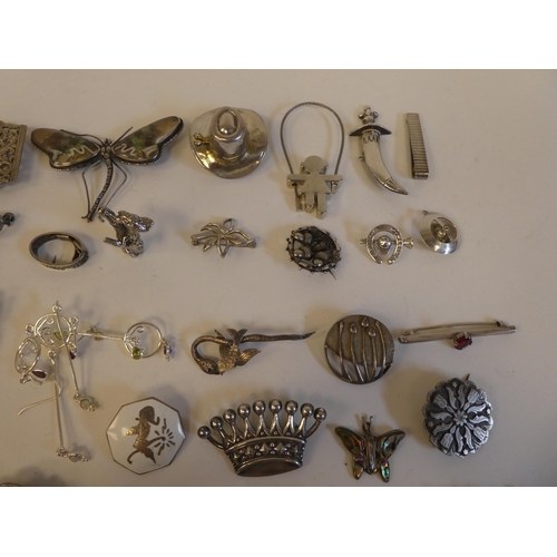 221 - Costume jewellery: to include mainly 925 and white metal collectables 