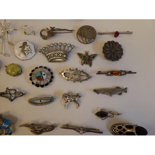 221 - Costume jewellery: to include mainly 925 and white metal collectables 