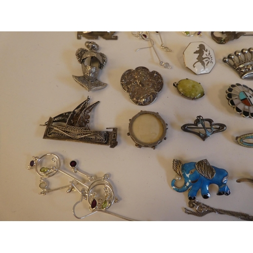 221 - Costume jewellery: to include mainly 925 and white metal collectables 