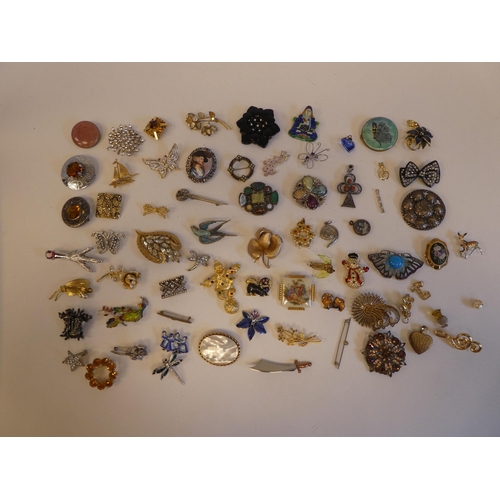 230 - Costume jewellery, mainly novelty, variously set brooches 