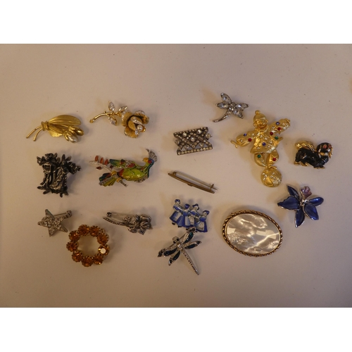 230 - Costume jewellery, mainly novelty, variously set brooches 