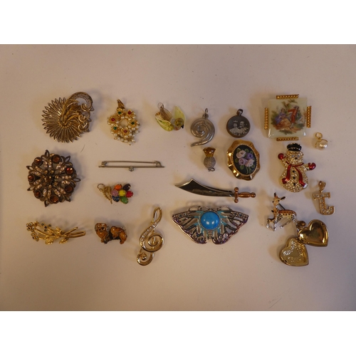 230 - Costume jewellery, mainly novelty, variously set brooches 