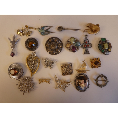 230 - Costume jewellery, mainly novelty, variously set brooches 