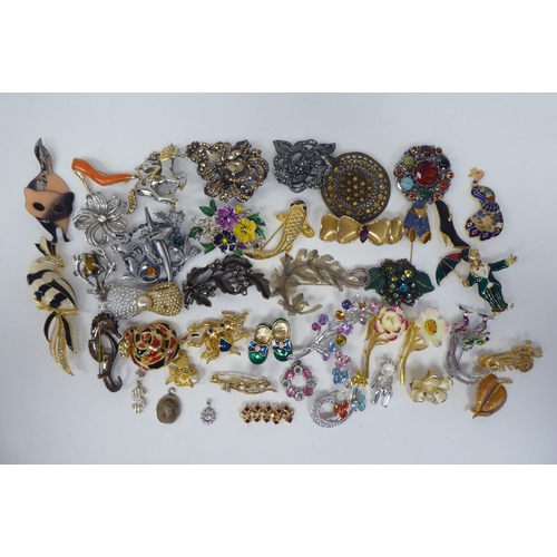 233 - Costume jewellery: to include mainly elaborate brooches 