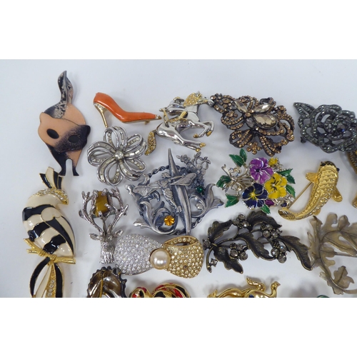 233 - Costume jewellery: to include mainly elaborate brooches 