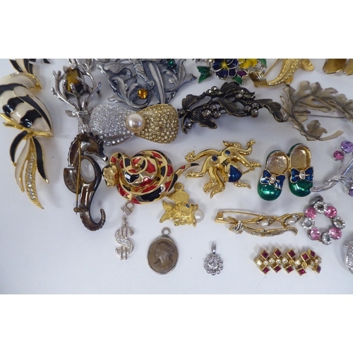 233 - Costume jewellery: to include mainly elaborate brooches 