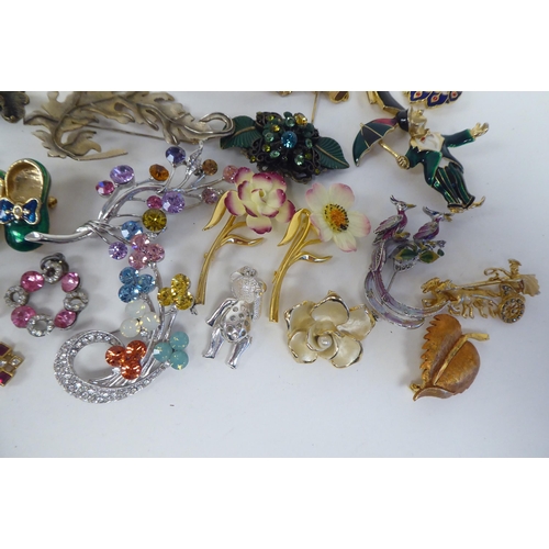 233 - Costume jewellery: to include mainly elaborate brooches 