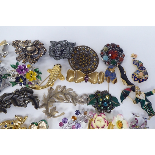 233 - Costume jewellery: to include mainly elaborate brooches 