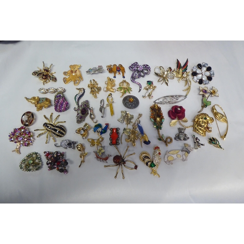 238 - Costume jewellery: to include mainly elaborate brooches