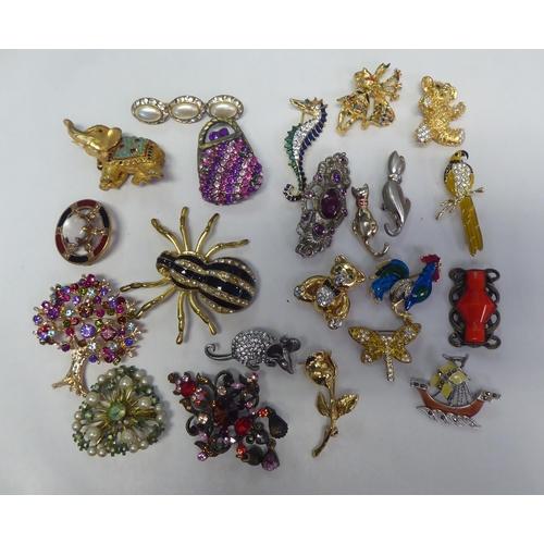 238 - Costume jewellery: to include mainly elaborate brooches