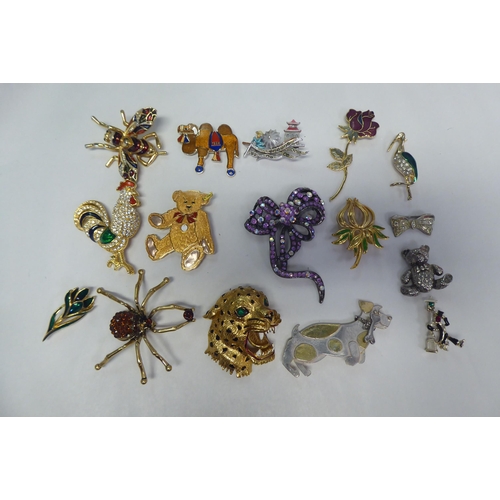 238 - Costume jewellery: to include mainly elaborate brooches