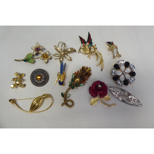 238 - Costume jewellery: to include mainly elaborate brooches