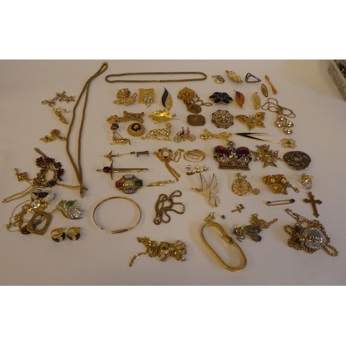 240 - Costume jewellery: to include mainly elaborate brooches