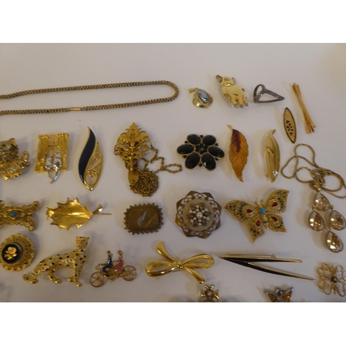 240 - Costume jewellery: to include mainly elaborate brooches