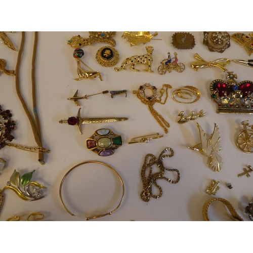 240 - Costume jewellery: to include mainly elaborate brooches