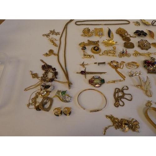 240 - Costume jewellery: to include mainly elaborate brooches