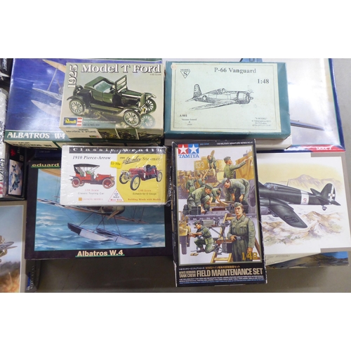 242 - 1/48 scale model kits: to include by Monogram, a 'B-29 Superfortress'; and a 'P-47D Thunderbolt, Arm... 