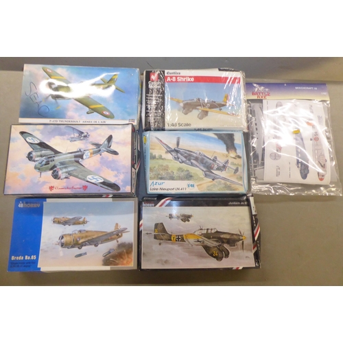 242 - 1/48 scale model kits: to include by Monogram, a 'B-29 Superfortress'; and a 'P-47D Thunderbolt, Arm... 