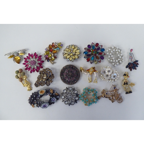 243 - Costume jewellery: to include mainly elaborate brooches