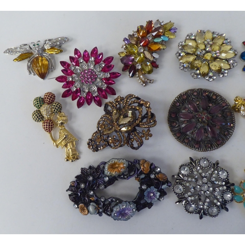 243 - Costume jewellery: to include mainly elaborate brooches