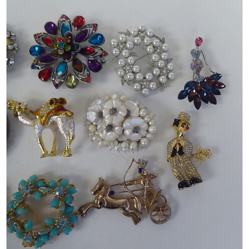 243 - Costume jewellery: to include mainly elaborate brooches