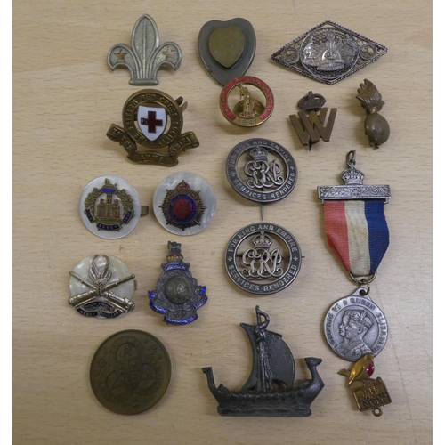 25 - Military and other items of personal ornament: to include Great War period medals, belonging to one ... 