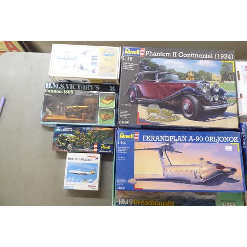 258 - Model kits, various scales: to include by Minicraft, an '1872 Vulcan Saddleback Locomotive'; and a '... 