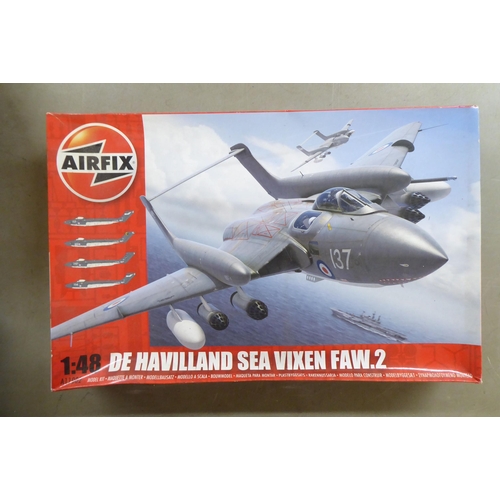 259 - 1/48 scale model kits: to include by Airfix, a 'De Havilland Sea Vixen FAW.2'; and a 'US Ground Crew... 