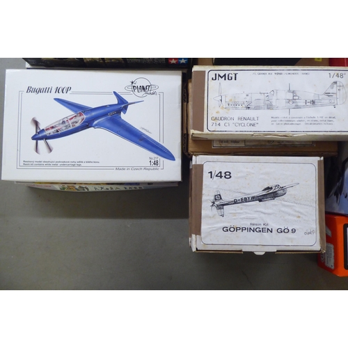 259 - 1/48 scale model kits: to include by Airfix, a 'De Havilland Sea Vixen FAW.2'; and a 'US Ground Crew... 