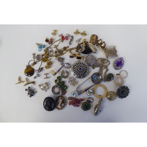 260 - Costume jewellery and collectables: to include brooches 