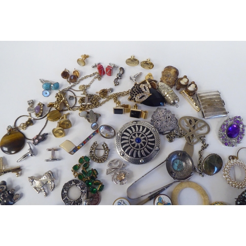 260 - Costume jewellery and collectables: to include brooches 