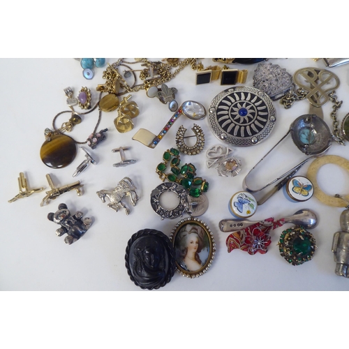 260 - Costume jewellery and collectables: to include brooches 