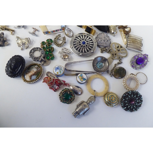 260 - Costume jewellery and collectables: to include brooches 