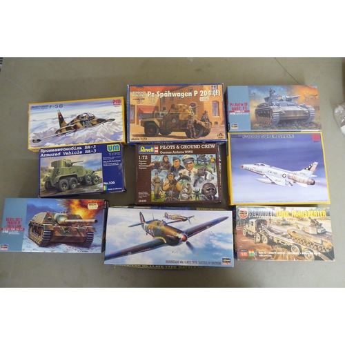 278 - 1/72 scale model kits: to include by Italeri, a 'Churchill Mk.II'; and an 'Armoured Car Humber Mk.II... 