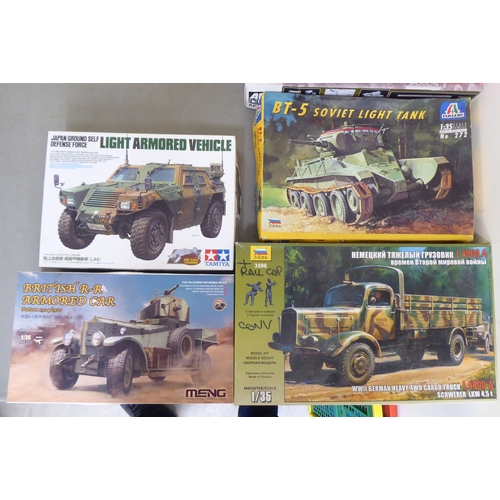 282 - 1/35 scale model kits: to include by Italeri, a 'BT-5 Soviet Light Tank'; and a 'Howitzer Motor Carr... 