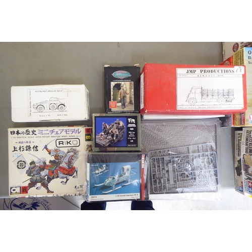 282 - 1/35 scale model kits: to include by Italeri, a 'BT-5 Soviet Light Tank'; and a 'Howitzer Motor Carr... 