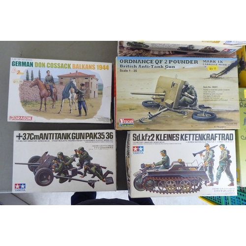 282 - 1/35 scale model kits: to include by Italeri, a 'BT-5 Soviet Light Tank'; and a 'Howitzer Motor Carr... 