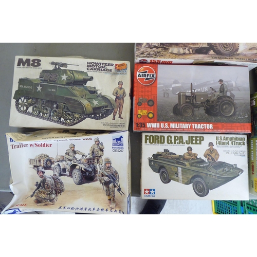 282 - 1/35 scale model kits: to include by Italeri, a 'BT-5 Soviet Light Tank'; and a 'Howitzer Motor Carr... 