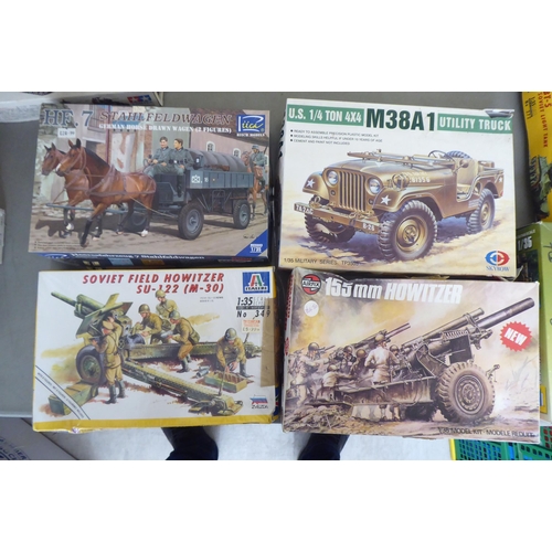 282 - 1/35 scale model kits: to include by Italeri, a 'BT-5 Soviet Light Tank'; and a 'Howitzer Motor Carr... 