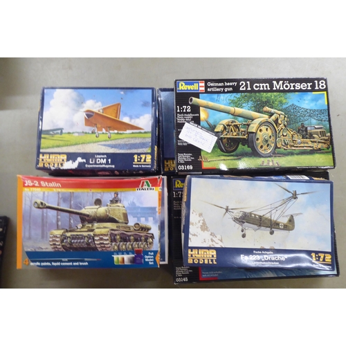 297 - 1/72 scale model kits: to include by Revell, a 'SLT 50-3 Elefant'; and a 'Lockheed PV-1 Gun Ship' by... 