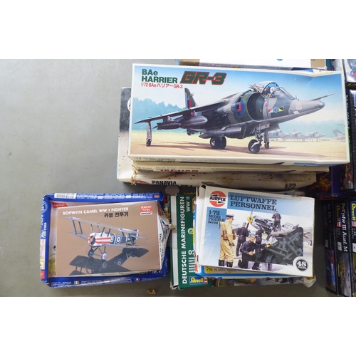 297 - 1/72 scale model kits: to include by Revell, a 'SLT 50-3 Elefant'; and a 'Lockheed PV-1 Gun Ship' by... 