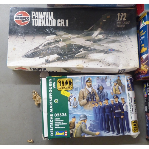 297 - 1/72 scale model kits: to include by Revell, a 'SLT 50-3 Elefant'; and a 'Lockheed PV-1 Gun Ship' by... 